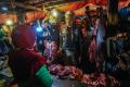 Potret Blusukan Capres Ganjar Pranowo ke Pasar Tradisional di Palembang