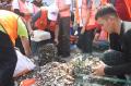 Peringati Hari Bumi, Ratusan Relawan Restorasi Kerang Hijau di Pantai Ancol