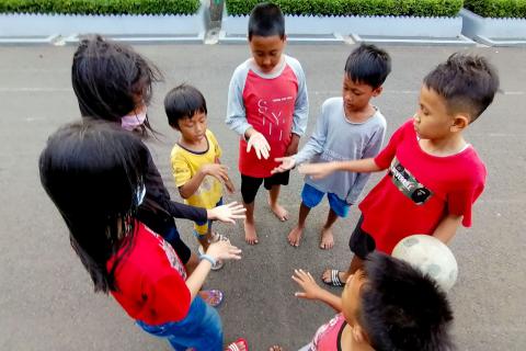 Foto Anak Anak Jakarta Memanfaatkan Jalanan Kosong Untuk Bermain