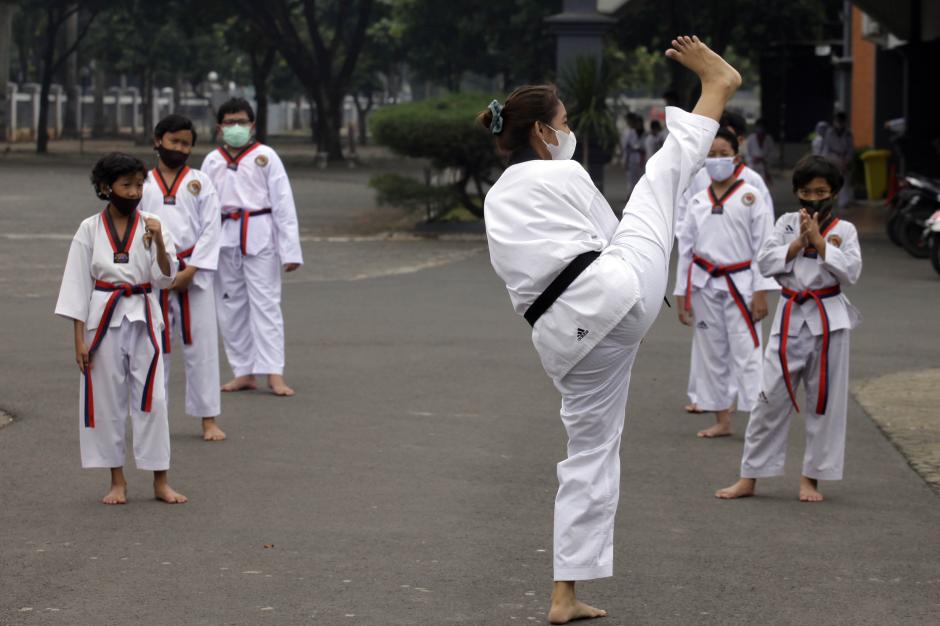 FOTO: Melihat Siswa Ampibi Taekwondo Club Taekwondo Berlatih di Tengah