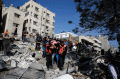Evakuasi Korban Selamat dari Serangan Udara Israel