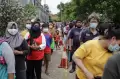 Warga Tangerang Serbu Operasi Pasar Minyak Goreng Murah Seharga Rp14 Ribu/Liter