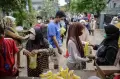 Warga Tangerang Serbu Operasi Pasar Minyak Goreng Murah Seharga Rp14 Ribu/Liter