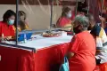 Jelang Imlek, Warga Tionghoa Berbagi Angpao dan Sembako ke Lansia di Semarang