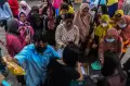 Warga Serbu Operasi Pasar Murah Minyak Goreng di Palembang