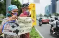 Aktivis Lingkungan Hidup Gelar Aksi Bersih-bersih Bank