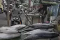 Laris Manis Pedagang Ikan Bandeng Musiman Jelang Imlek, Dijual Rp80.000-Rp120.000 per Ekor