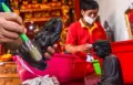 Bersih-bersih Sambut Imlek di Kelenteng Gie Hap Bio Palembang