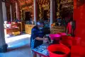 Bersih-bersih Sambut Imlek di Kelenteng Gie Hap Bio Palembang
