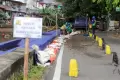 Jalan Ambles di Jalan Inspeksi Kali Ciliwung Mulai Diperbaiki