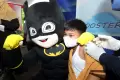 Pakai Kostum Super Hero, Polisi Ini Hibur Anak-anak yang Divaksin Covid-19