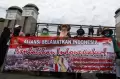 Aksi Emak-emak Selamatkan Indonesia di Depan Gedung DPR