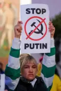 Aksi Tolak Perang Warga Rusia di LA : Kami Malu!
