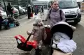 Potret Pilu Warga Ukraina Meninggalkan Negaranya untuk Menyelamatkan Diri