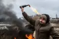 Siap Berperang untuk Negaranya, Warga Sipil Ukraina Berlatih Melempar Bom Molotov