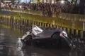 Penampakan Evakuasi Mobil yang Dirusak dan Diceburkan Warga ke Sungai di Palembang