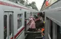 Gangguan Listrik KRL Commuterline, Penumpang Pindah Gerbong
