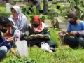 Jelang Bulan Ramadhan, TPU Karet Bivak Ramai Didatangi Peziarah