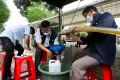 Antrean Minyak Goreng Curah Murah di Pasar Induk Cipinang