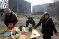 Tempat Tinggal Hancur, Warga Ukraina Terpaksa Memasak di Dekat Reruntuhan Apartemen