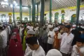 Salat Tarawih Perdana Ramadhan 1443 H di Masjid Agung SMB Jayo Wikramo Palembang
