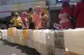 Pakai KTP, Warga Antre Lama Demi Minyak Goreng Curah Seharga Rp15.500 Per Liter