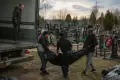 Polisi Ukraina Kumpulkan Mayat Warga Sipil di Pemakaman Kota Bucha
