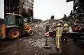 Borodyanka Hancur Lebur, Petugas Kerahkan Eskavator Evakuasi Korban Reruntuhan Gedung