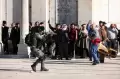 Yerusalem Memanas, Polisi Israel Todongkan Senjata ke Warga Palestina  di Masjid Al-Aqsa