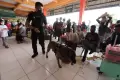 Anjing Pelacak Periksa Barang Pemudik  di Terminal Kampung Rambutan