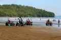 Serunya Bermain Motor ATV di Pantai Air Manis Padang