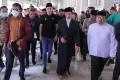 Gantengnya Mesut Ozil Pakai Kopiah Saat Salat Jumat di Masjid Istiqlal