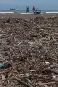 Penampakan Lautan Sampah di Pantai Bayah Banten