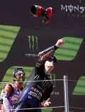 Juarai MotoGP Catalunya 2022, Fabio Quartararo Lempar Sepatu ke Kerumunan Penonton
