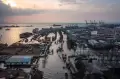 Potret Ratusan Karyawan Terjebak Banjir Rob di Kawasan Pelabuhan Tanjung Emas Semarang