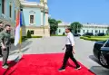 Kompak Kenakan Sneakers dan Kemeja, Begini Momen Hangat Zelensky Sambut Jokowi di Istana Maryinsky