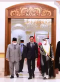 Menhan Prabowo Subianto Sambut Kedatangan Presiden Jokowi di Bandara Abu Dhabi UEA