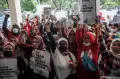 Tolak Penggusuran, Emak-emak Warga Dago Elos  Geruduk Kantor ATR/BPN Bandung