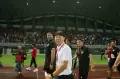 Momen Shin Tae-yong Datangi Suporter Timnas Indonesia di Tribun Stadion Patriot