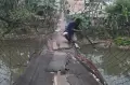 Kondisi Jembatan Gantung Bambon Srengseng Sawah Tidak Terawat