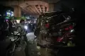 Petugas Gabungan Evakuasi Kendaraan dan Korban Kecelakaan Maut di Cibubur