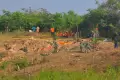 TNI AU Evakuasi Puing Badan Pesawat Latih Tempur yang Jatuh di Desa Nginggil Blora