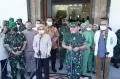 Momen Pertemuan KSAD Dudung dengan Keluarga Istri TNI Korban Penembakan di Semarang