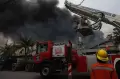 Kebakaran Gudang Lampu di Surabaya, 24 Kendaraan Damkar Dikerahkan