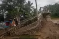 Jembatan Rusak Akibat Diterjang Banjir Bandang di Lebak