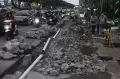 Puing Pembangunan Trotoar Berserakan di Jalan Margonda