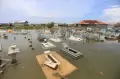 Banjir Rob Rendam Pemakaman di Desa Eretan Wetan