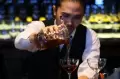 Aksi Bartender Racik Cocktail di Hari Pahlawan
