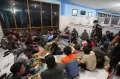 TNI AL Evakuasi  230 Korban Kapal Mutiara Timur 1 yang Terbakar di  Perairan Bali