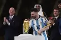 Begini Momen Lionel Messi Cium Trofi Piala Dunia